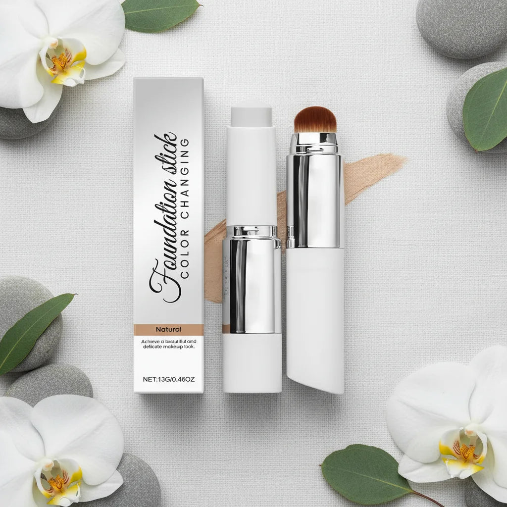 Base de maquillaje 2 en 1 con pincel integrado sobre fondo de lino blanco con flores y piedras zen