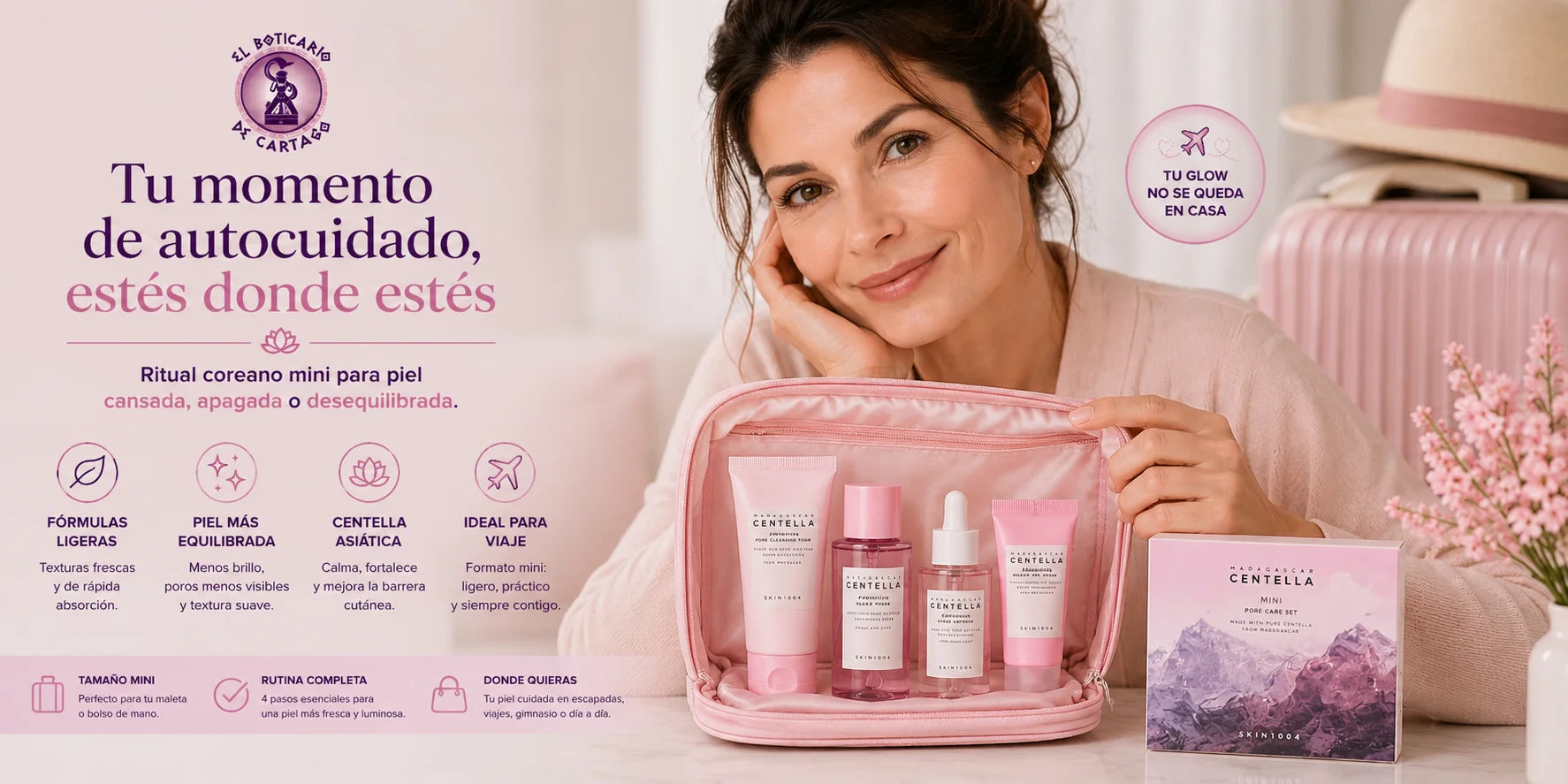 Mujer sonriente con neceser rosa y kit Centella Pink Ritual – Ritual coreano mini para piel cansada, apagada o desequilibrada, ideal para viaje