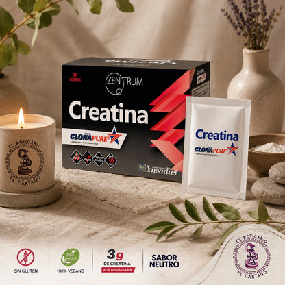 Creatina en sobres Clonapure con 30 dosis sobre fondo de lino estilo spa premium, vela de El Boticario de Cartago, fórmula patentada, sin gluten, vegana y sabor neutro.