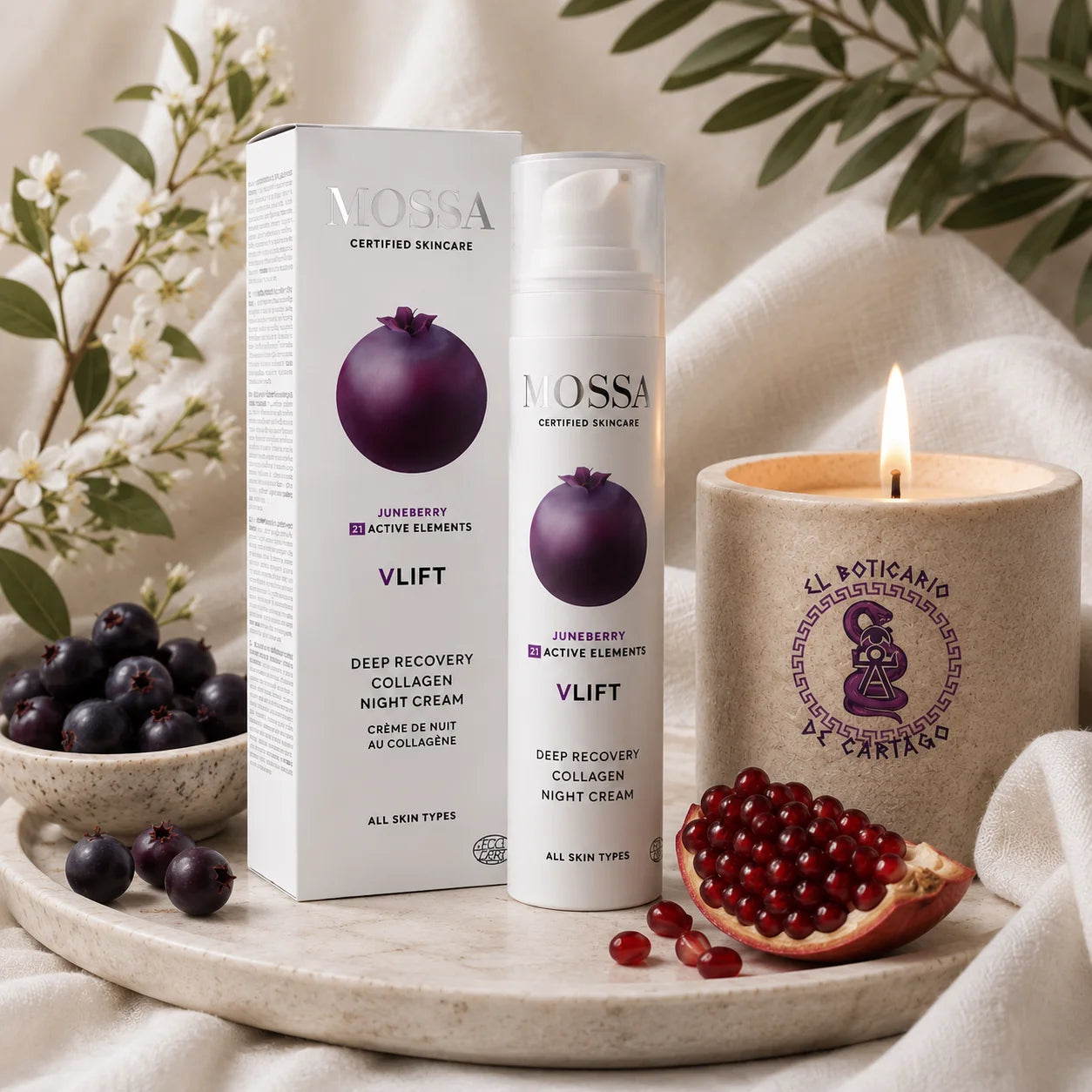 Crema de noche reafirmante con colágeno Mossa V-Lift sobre bandeja de piedra con vela decorativa y bayas naturales en ambiente spa premium.