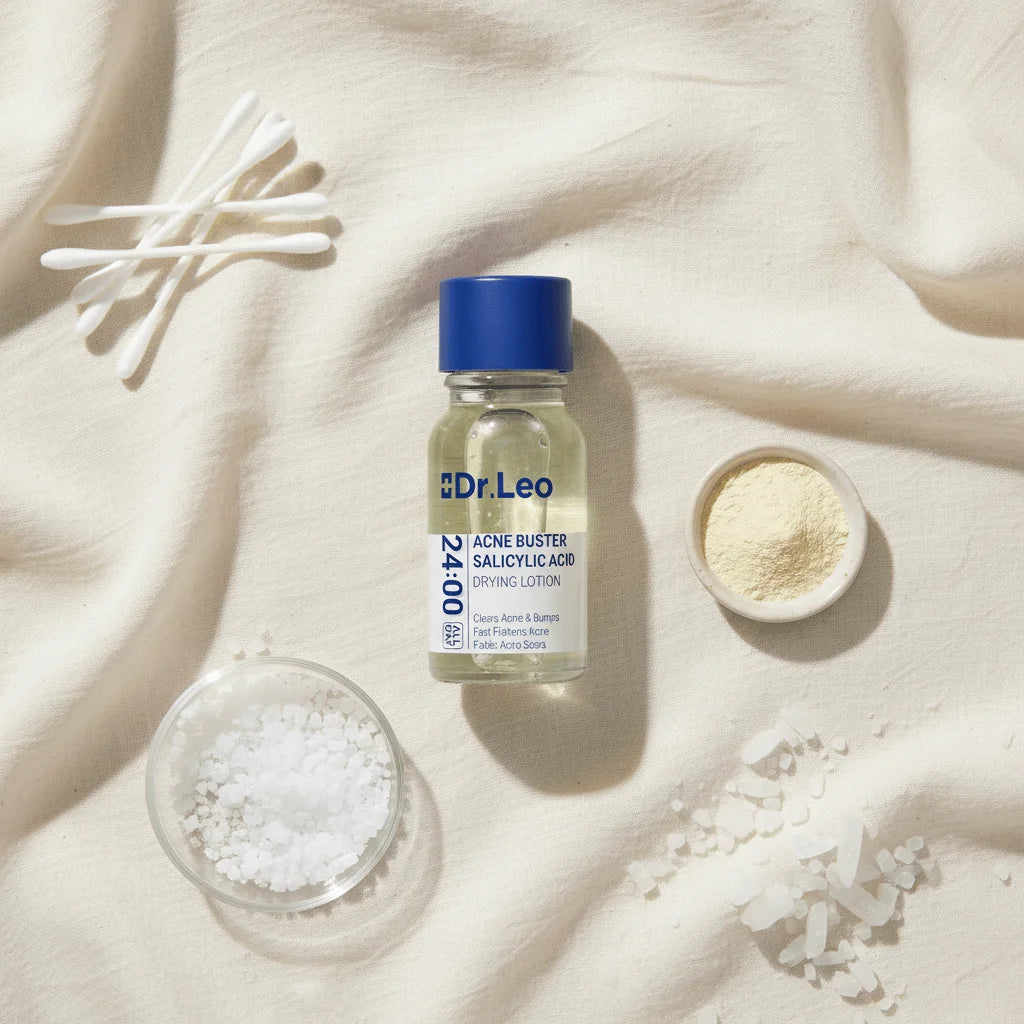 DR. LEO Loción Secante para Acné con Ácido Salicílico 1.8% sobre fondo de lino blanco con ingredientes naturales