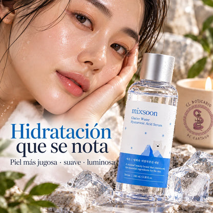 Mujer con la piel luminosa junto al sérum Glacier Water Hyaluronic Acid de mixsoon y el texto «Hidratación que se nota».