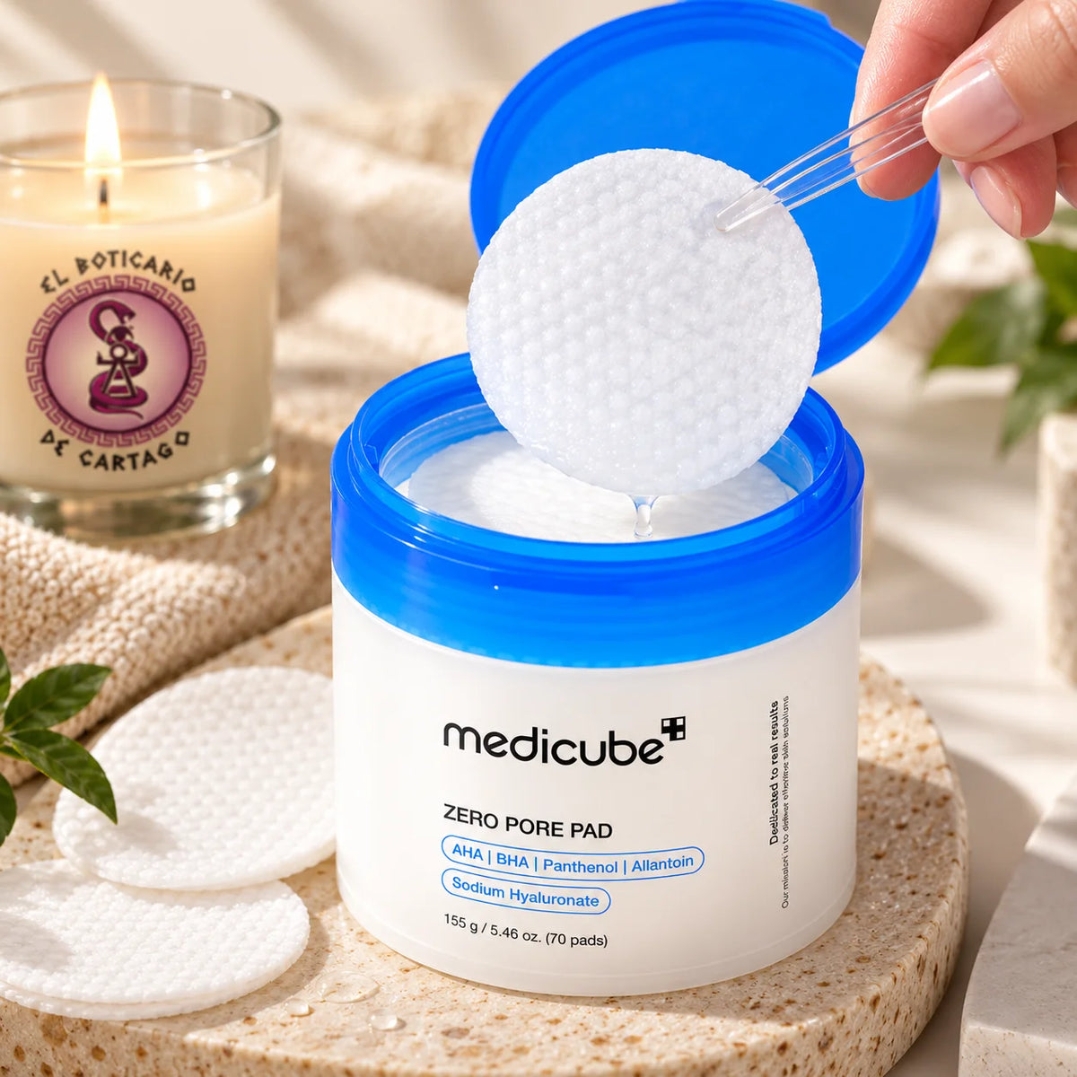 Medicube Zero Pore Pad 2.0 abierto con pinzas y disco facial de textura visible