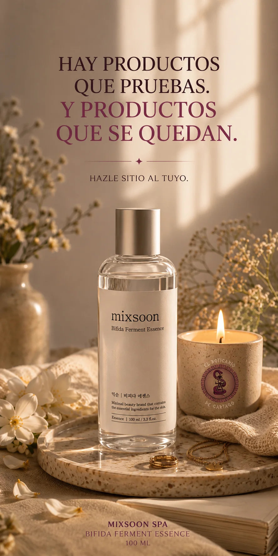 Mixsoon Bifida Ferment Essence 100ml sobre bandeja de mármol con vela encendida y flores blancas — Hay productos que pruebas, y productos que se quedan