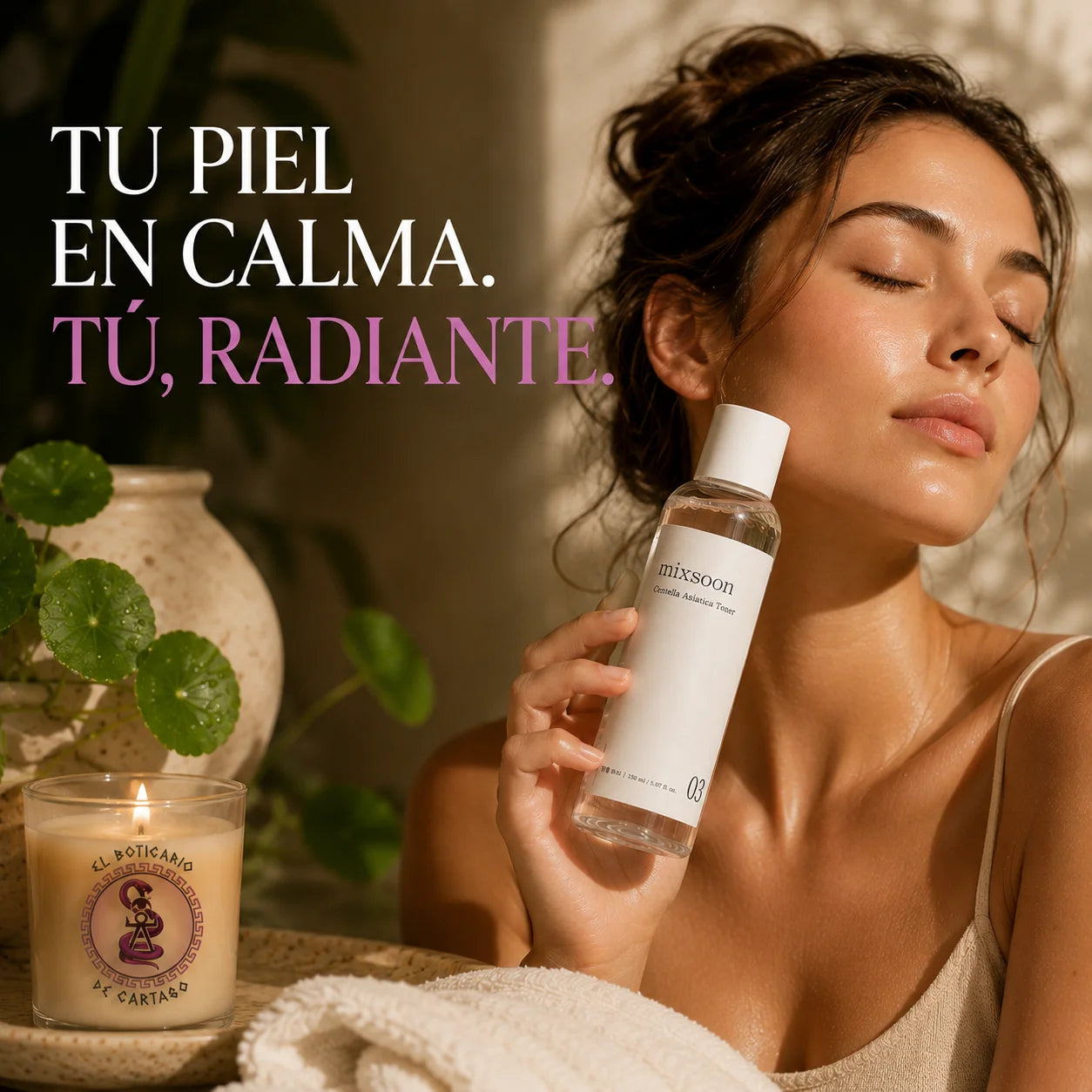 Mujer con piel luminosa y calmada sosteniendo el Mixsoon Centella Asiatica Toner 150ml junto a vela El Boticario de Cartago y planta de centella asiática