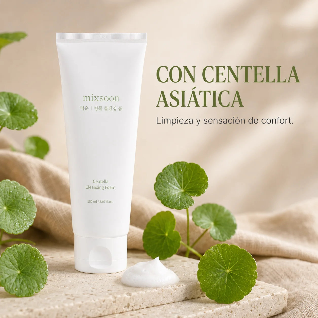 Mixsoon Centella Cleansing Foam rodeado de hojas frescas de centella asiática, limpieza facial con sensación de confort