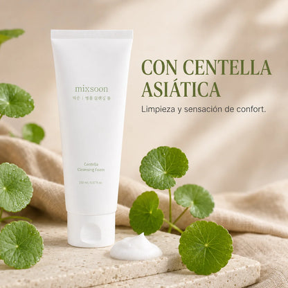Mixsoon Centella Cleansing Foam rodeado de hojas frescas de centella asiática, limpieza facial con sensación de confort