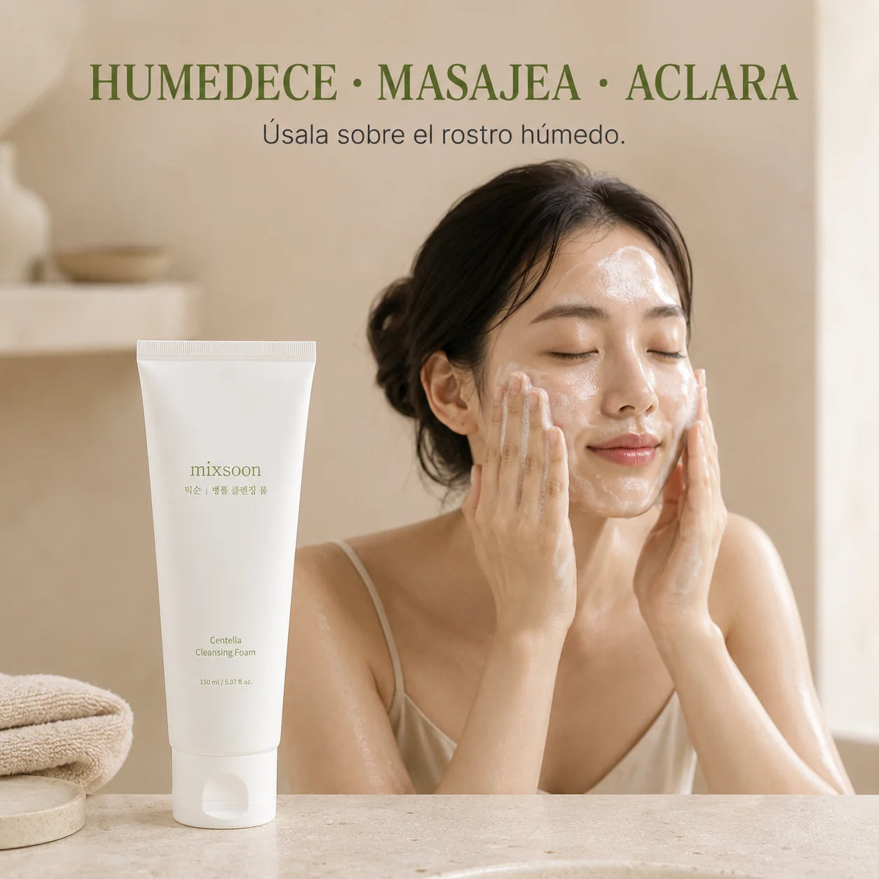 Mujer aplicando Mixsoon Centella Cleansing Foam en el rostro húmedo, espuma limpiadora coreana que humedece, masajea y aclara