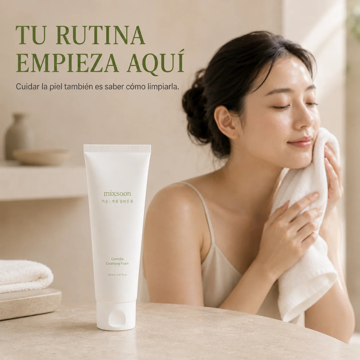 Mujer secando el rostro con toalla tras usar Mixsoon Centella Cleansing Foam, inicio de rutina de skincare coreana