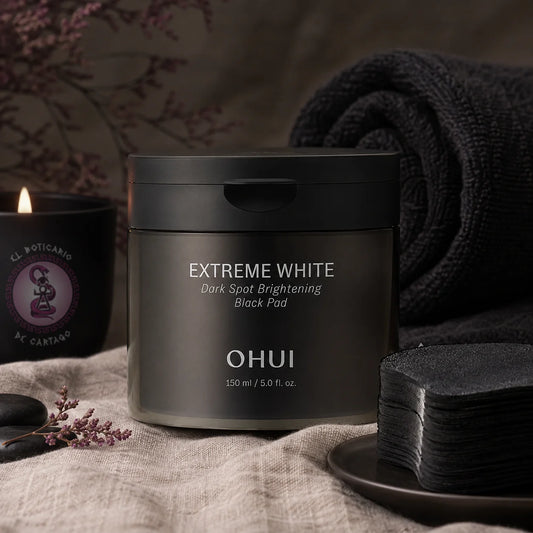 OHUI Extreme White Dark Spot Brightening Black Pad 150ml — 100 pads con niacinamida y cápsulas vitamínicas para unificar el tono, atenuar manchas y exfoliar suavemente, seleccionado por El Boticario de Cartago