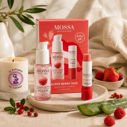 Pack MOSSA Berry Kiss con sérum exfoliante Peel & Glow y bálsamo labial de fresa sobre fondo de lino, con ingredientes naturales como frambuesas, fresas y aloe vera, junto a una vela con el logotipo de El Boticario de Cartago.