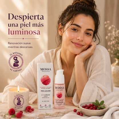 Mujer disfrutando de su rutina facial nocturna con el sérum renovador Peel & Glow de MOSSA en un ambiente spa premium con frutos rojos y vela decorativa.