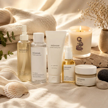 Rutina Glass Skin Mixsoon presentada en un entorno spa premium con vela decorativa, lino natural y detalles mediterráneos. Cosmética coreana para el cuidado facial disponible en El Boticario de Cartago.