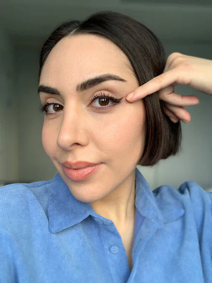 Me encanta cómo queda. Lo recomiendo sobre todo para pieles claras, porque el tono es muy natural — casi diría que aclara un poco, pero a mí me gusta exactamente así. Hidrata y protege, pero no esperes la cobertura de un maquillaje. Yo lo definiría como: hidrata, unifica e ilumina. Depende de lo que busques. A mí me ha conquistado