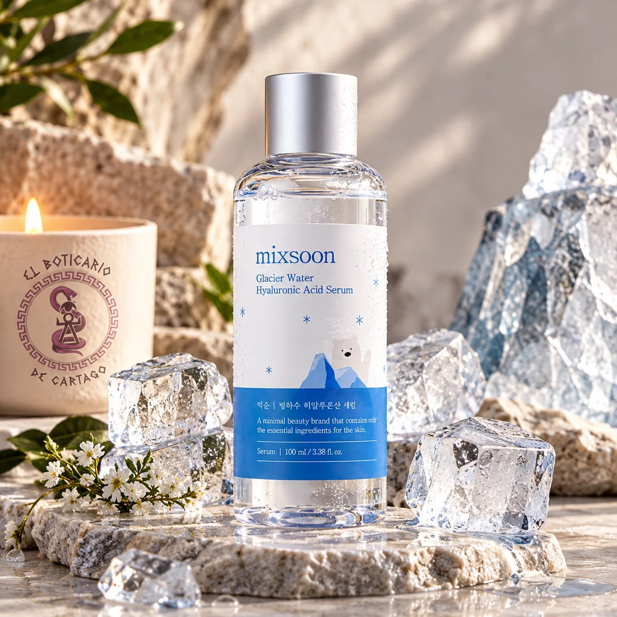 Frasco de 100 ml del sérum Glacier Water Hyaluronic Acid de mixsoon sobre piedra, rodeado de hielo y flores blancas.	⠋