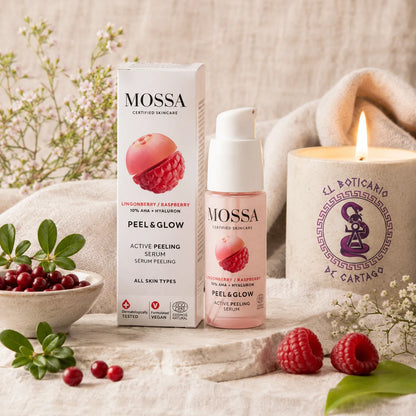 Sérum renovador Peel & Glow de MOSSA con AHA y ácido hialurónico sobre fondo de lino blanco, frutos rojos y vela decorativa en ambiente spa premium.