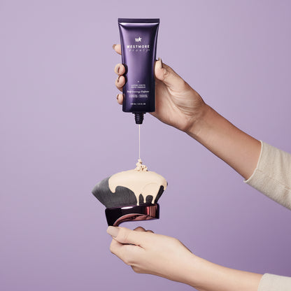 Aplicación del Westmore Beauty Body Coverage Perfector cayendo sobre brocha aplicadora - textura y cobertura corporal